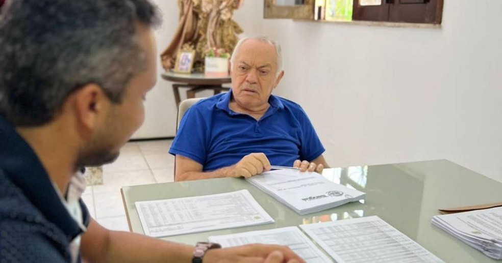 Justiça afasta prefeito de cidade cearense que estava há um mês em hospital sem pedir licença médica