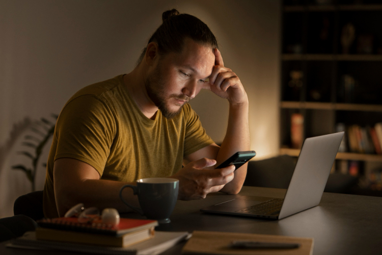 Especialistas alertam: Excesso de tempo no celular pode prejudicar a fertilidade