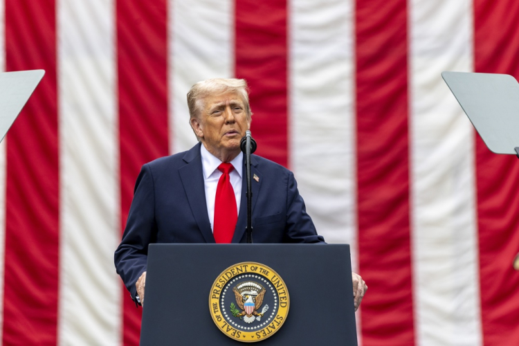 Trump exige detenção do governador de Illinois e prefeito de Chicago por falta de proteção aos agentes do ICE