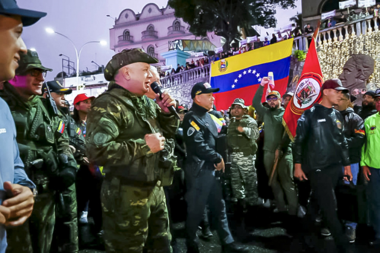 Trump considera possibilidade de invasão terrestre na Venezuela e dá sinal verde para operações clandestinas da CIA contra governo de Maduro.