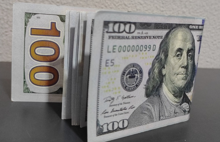 Cotação do dólar atinge R$ 5,35 em meio a incertezas fiscais, e Ibovespa desaba com a MP do IOF.