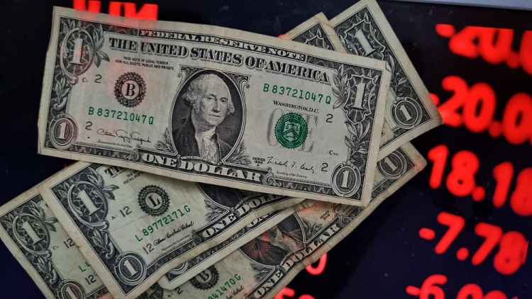 Bolsa de Valores atinge patamar inédito após acordos comerciais de Trump; cotação do dólar tem queda significativa.