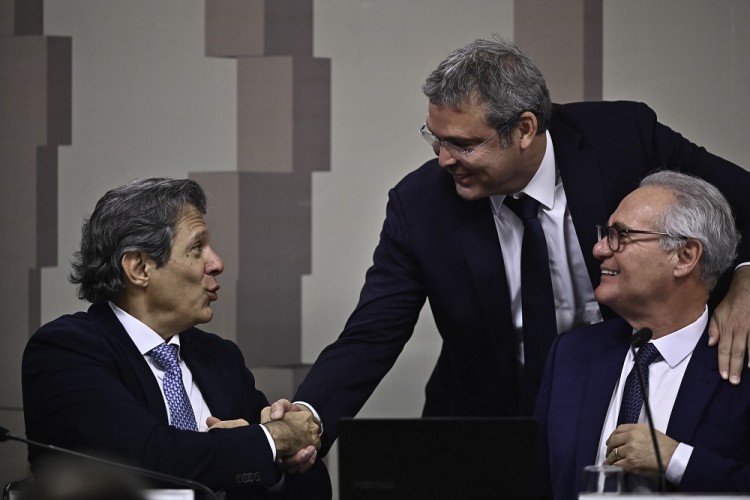 Encontro entre Haddad e Renan Calheiros discute possíveis mudanças na Isenção do Imposto de Renda