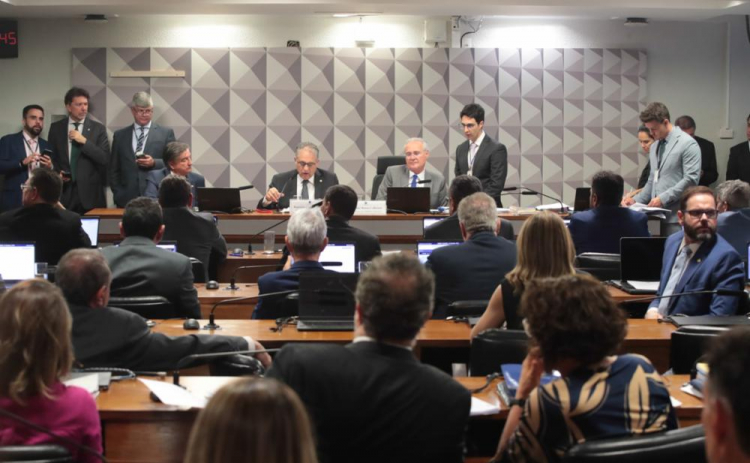 Centrão conspira para revés do governo na votação da MP do IOF