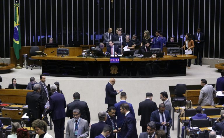 Parlamentares aprovam projeto que acelera a investigação de casos de morte de crianças e adolescentes.