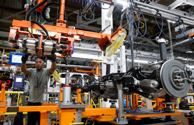 Produção industrial se mantém, mas empregos diminuem em setembro.