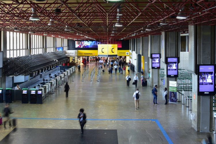 Qual a razão da multa de R$ 1,5 mil para o Aeroporto de Guarulhos por extravio de testes de covid?