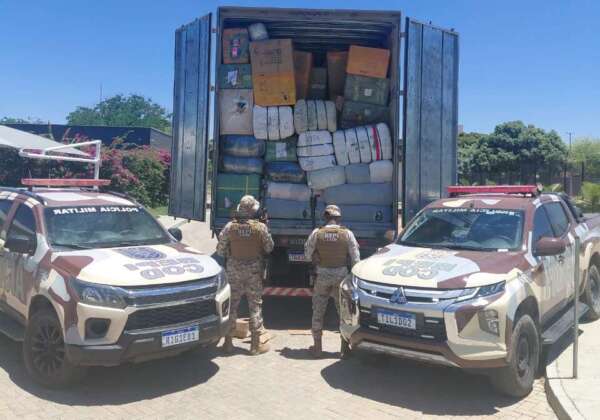 Resgate de duas carretas com produtos sem documentação fiscal ocorre no interior do Ceará.