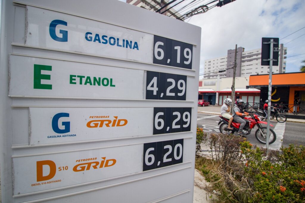 Preços da gasolina sofrem queda de quase 2% em Fortaleza após ajuste da Petrobras
