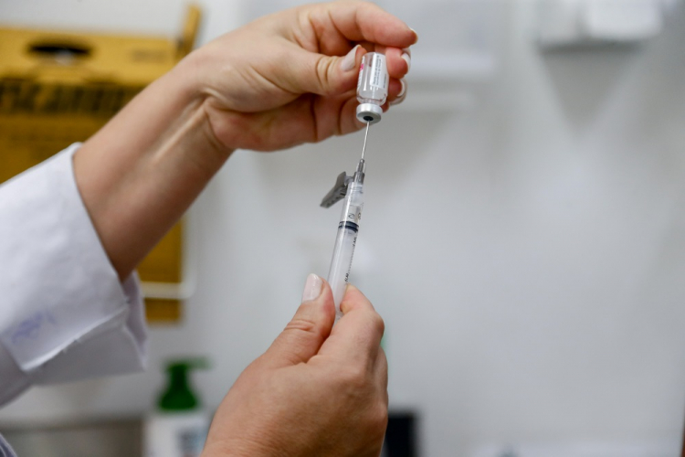 Brasil desenvolve a primeira vacina de dose única contra a dengue no mundo