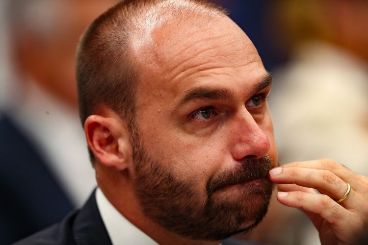 Eduardo Bolsonaro adota discurso otimista em relação a diálogo entre Lula e Trump