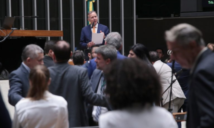 Medidas aprovadas pela Câmara: corte em benefícios fiscais e aumento de impostos para empresas de apostas online e fintechs