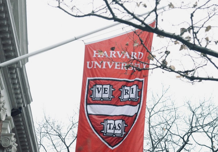 Antigo secretário do Tesouro dos EUA deixa cargo como docente em Harvard devido a conexão com Epstein