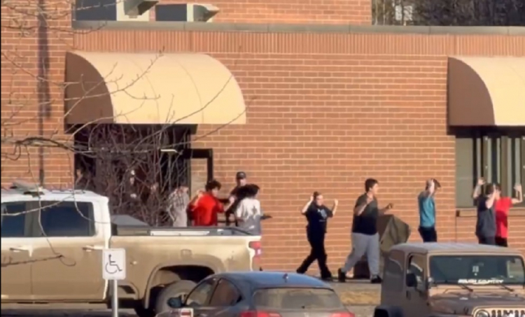 Estudantes escapam de ataque em escola no Canadá em vídeo impressionante; confira
