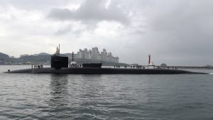 Ataque dos EUA destrói navio iraniano no Sri Lanka, resultando em dezenas de vítimas fatais