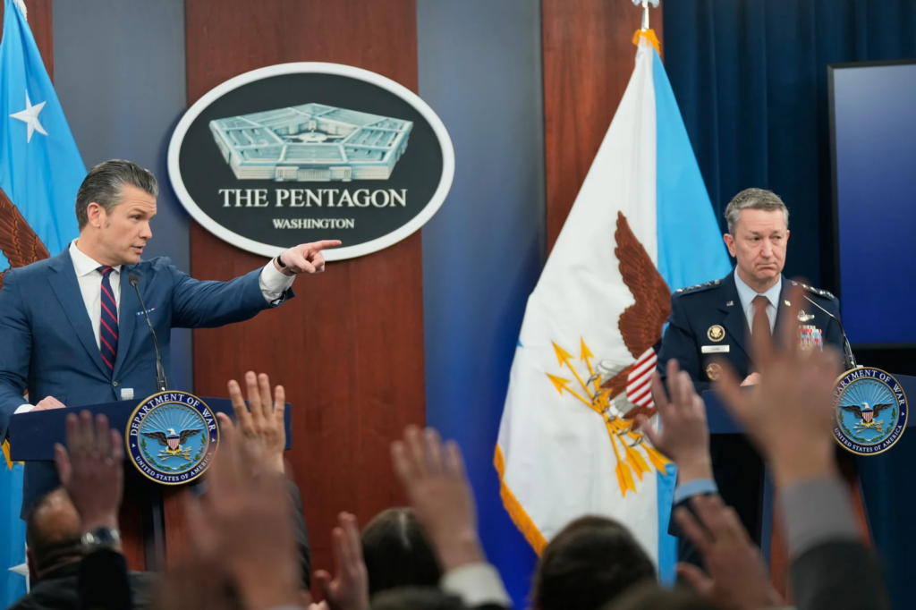 Estados Unidos dizem ter afundado navios iranianos no Golfo de Omã e ampliam ofensiva contra o Irã