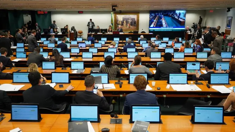 Votação sobre o término da jornada 6×1 é postergada pela Câmara