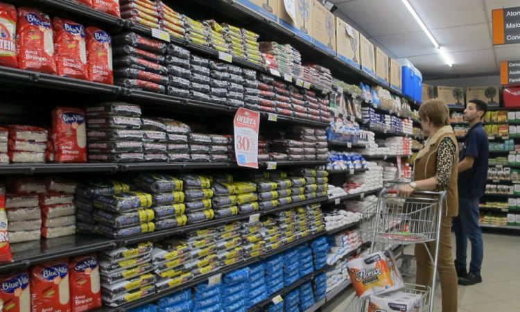 Inflação em abril avança para 0,89%, impulsionada por aumento nos preços de alimentos e combustíveis