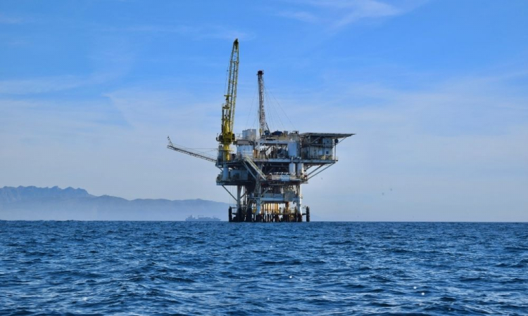 Preço do petróleo sobe 5% com reabertura do estreito de Ormuz e aumento das tensões entre EUA e Irã