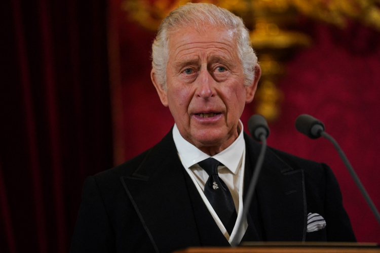 Charles III destaca a força da aliança com os EUA, mas ressalta importância da Otan ao criticar Trump