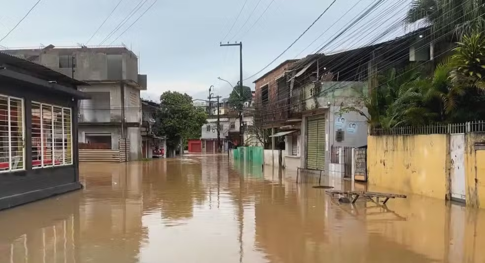 Chuvas em Pernambuco intensificam debate político sobre infraestrutura urbana e gestão pública