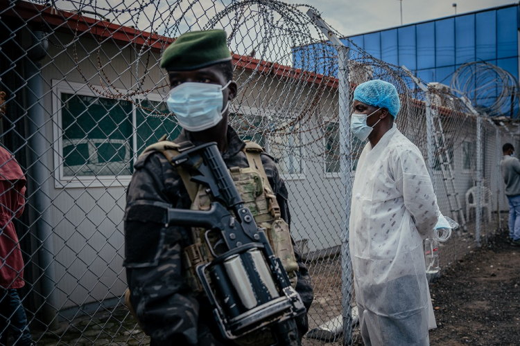 OMS sinaliza crescimento do ebola na África, mas minimiza ameaça global