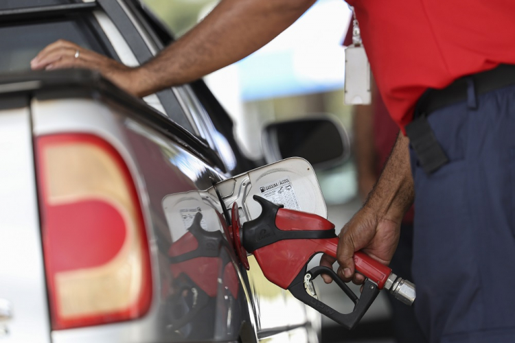 Governo revela ajuda financeira para baratear combustíveis como gasolina e diesel
