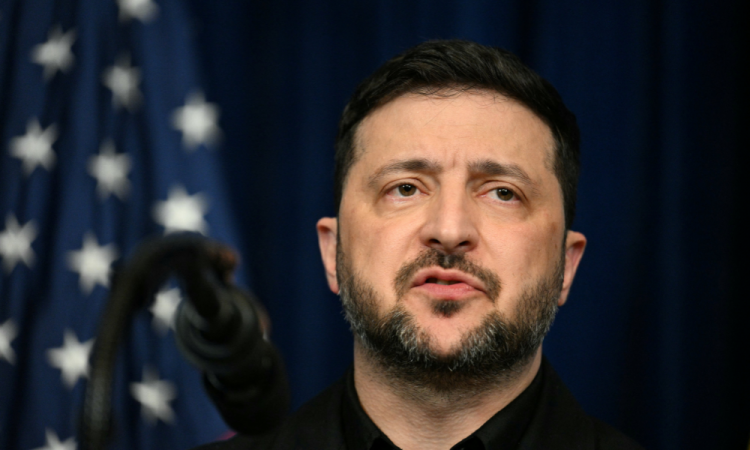 Zelenski prevê que conflito com a Rússia se estenderá até novembro, no mínimo