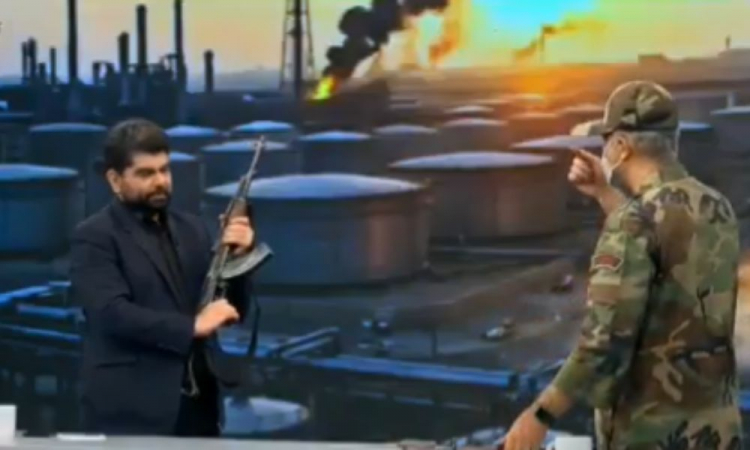 Apresentador da TV estatal do Irã acidentalmente dispara arma em treinamento ao vivo