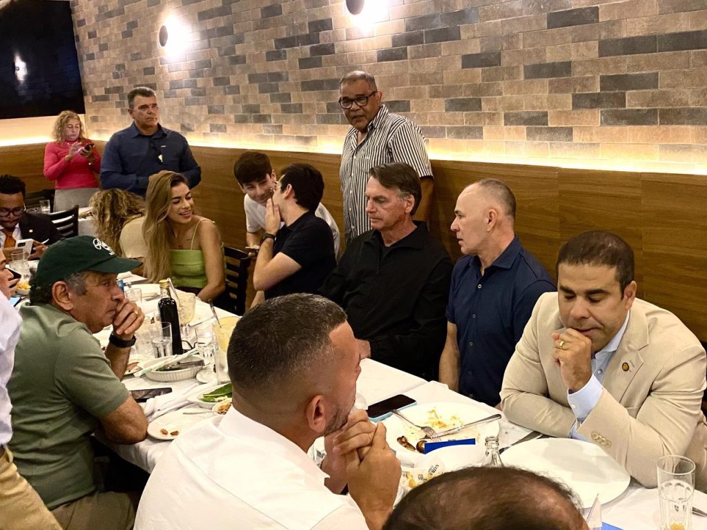 Em um encontro surpreendente, Bolsonaro faz almoço com novos parceiros políticos em