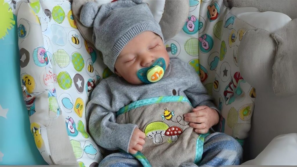 Mãe de bebê reborn solicita licença maternidade em Salvador