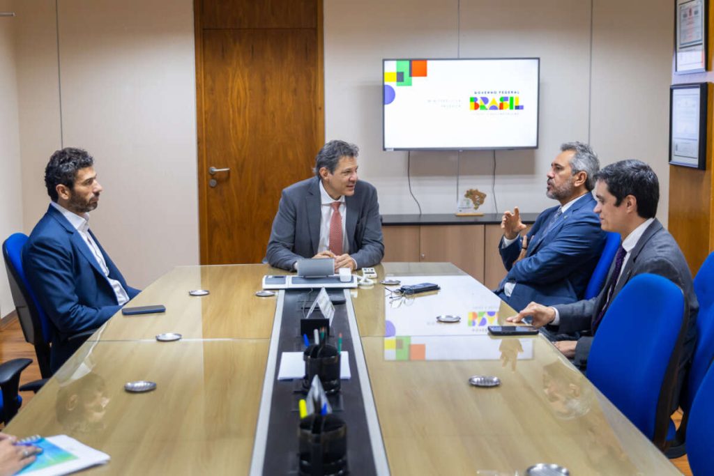 Elmano Artur busca verbas e debate ampliação de estradas em Brasília.