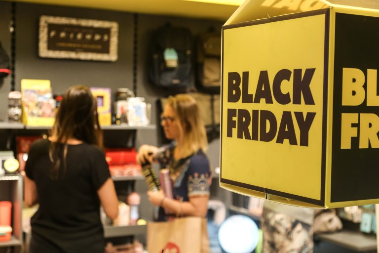 Estudo revela que brasileiros estão vigilantes e endividados durante a Black Friday.