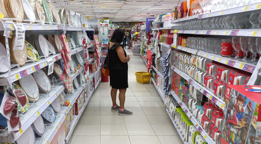 Alta do crédito e inadimplência prejudicam confiança do comércio, revela estudo da CNC