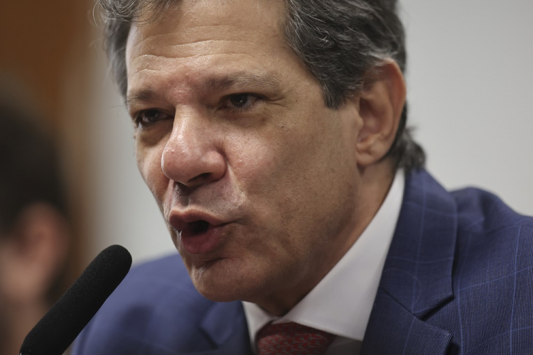 Governo decide fracionar proposta de compensação do IOF após rejeição da Câmara