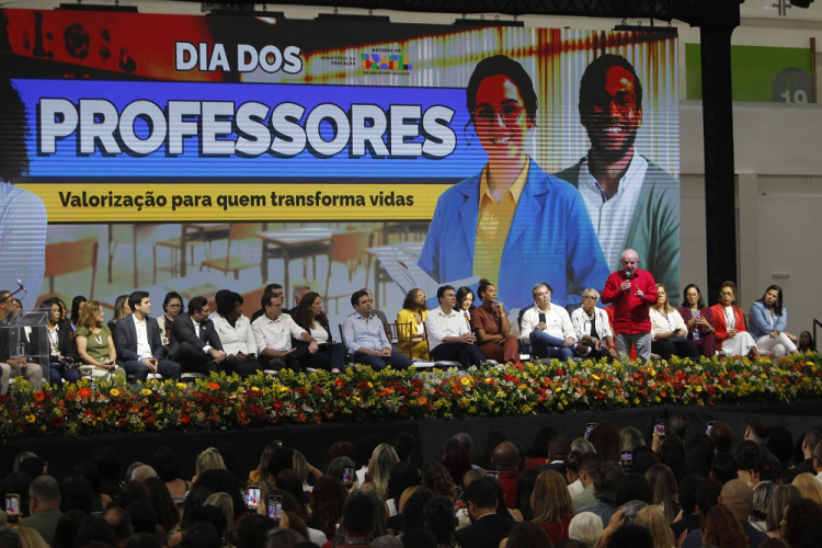 Presidente da Caixa anuncia cartão de crédito sem taxa para professores