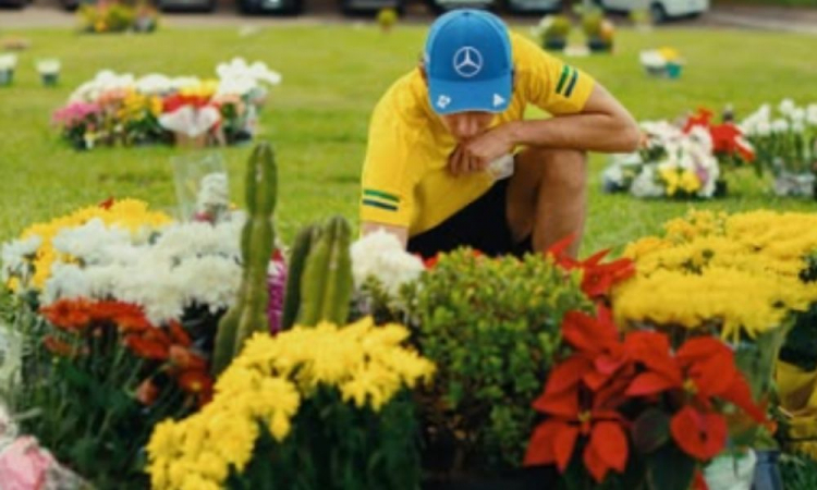 Piloto italiano Kimi Antonelli faz homenagem a Ayrton Senna antes do Grande Prêmio de São Paulo