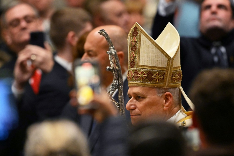 Papa Leão XIV realiza emocionante celebração da missa de Natal no Vaticano; confira o momento histórico
