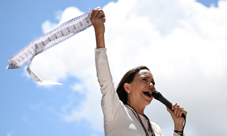 María Corina Machado viaja para Oslo, mas não estará presente na cerimônia do Nobel da Paz.