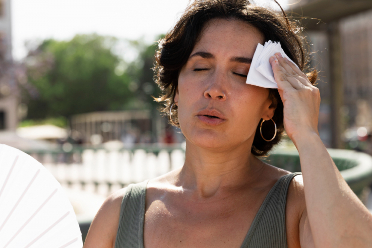 Sintomas invisíveis da menopausa que impactam a saúde: mais do que simples ondas de calor