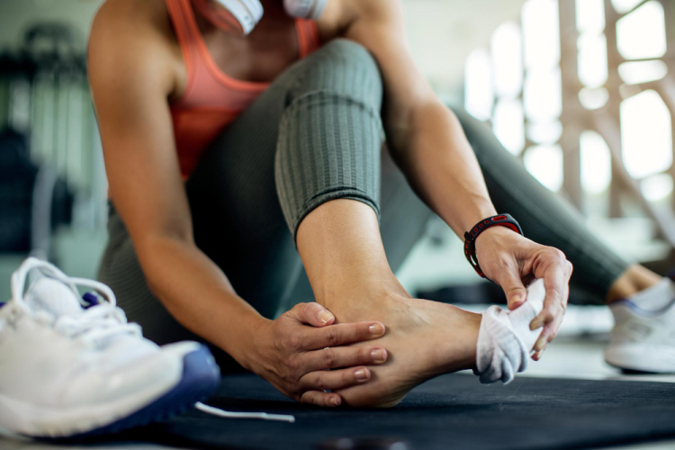 Evitando torções: saiba por que seu pé vive virando e como prevenir lesões