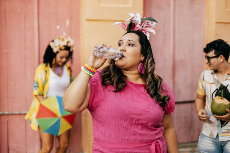 Dicas para se alimentar antes e depois dos bloquinhos de carnaval e curtir a festa sem ressaca