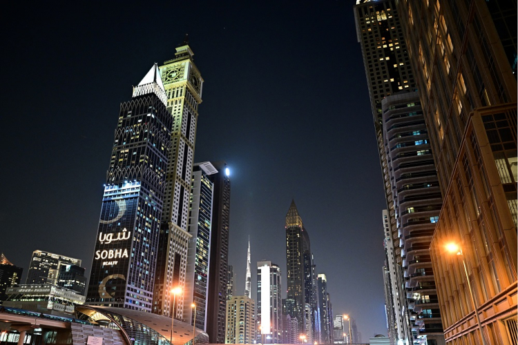 Milionários de Dubai desembolsam grandes somas para escapar da guerra.