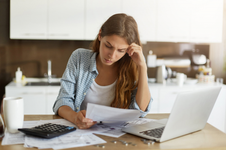Cerca de 66% da população brasileira está endividada, e 27% enfrentam dificuldades financeiras, revela pesquisa do Datafolha