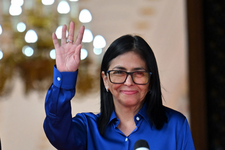 EUA decidem aliviar pressão sobre Delcy Rodríguez, líder temporária da Venezuela