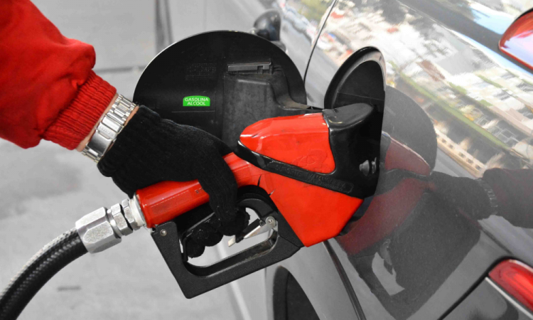 Dicas para reduzir o consumo de combustível nas férias: cuidados com os pneus e estilo de direção