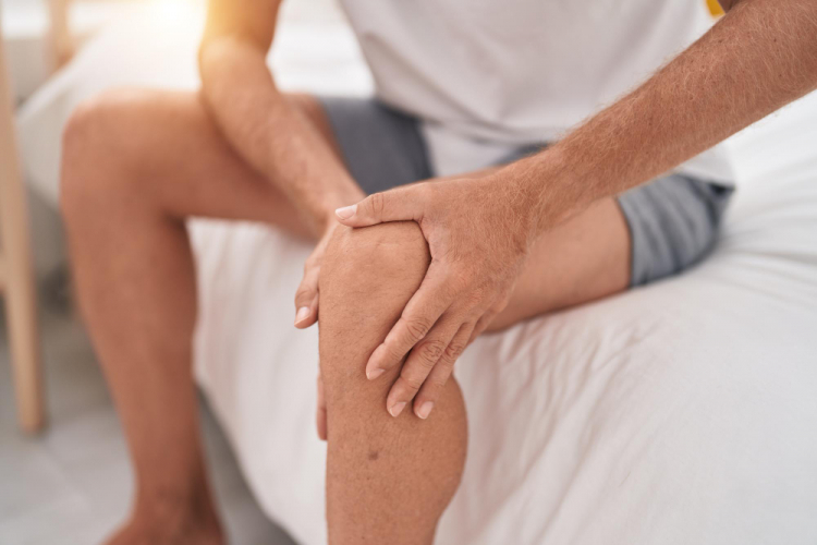 A crescente demanda por terapias minimamente invasivas para artrose no joelho entre adultos ativos