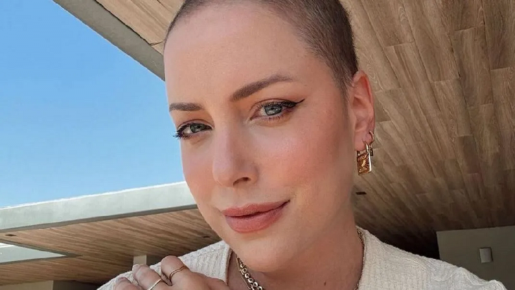 Fabiana Justus celebra a vitória sobre o câncer ao lado de seu médico em momentos especiais de gratidão