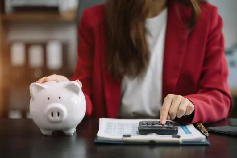 Maioria das mulheres enfrenta falta de reserva financeira, revela estudo