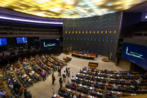 Câmara dos Deputados forma grupo para avaliar proposta que diminui a maioridade penal